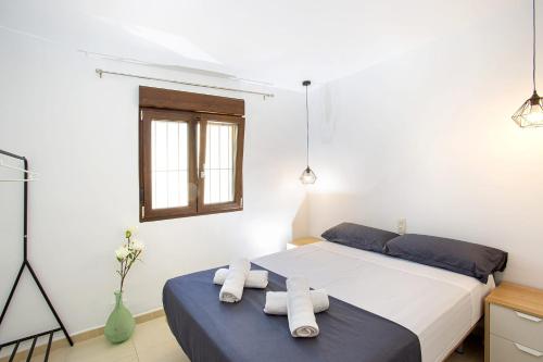 een slaapkamer met een bed met handdoeken erop bij La Blanqueta- Alcasar in Moraira