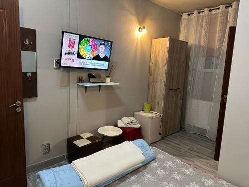 a room with a tv on the wall of a bathroom at Pensiunea exotic in Craiova