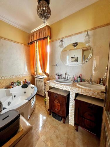 uma casa de banho com uma banheira e um lavatório e uma banheira em Villa RIDERS CUP em Monterotondo