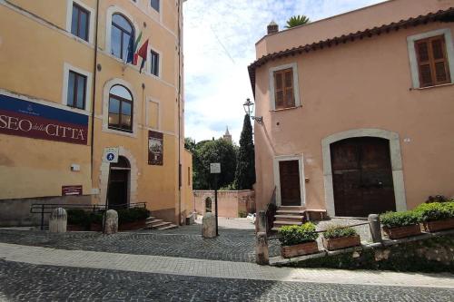 a street with two buildings and a building with two entrances at Al Numero 5 in Tivoli
