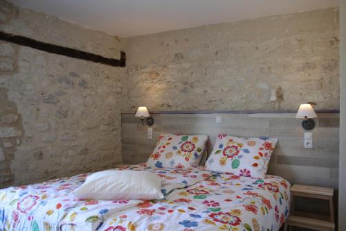 Tempat tidur dalam kamar di La Perle du Lot