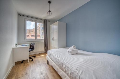 1 dormitorio con cama, escritorio y ventana en R 'Apparts T4 The Alpin Lodge en Grenoble