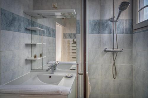La salle de bains est pourvue d'une douche, d'une baignoire et d'un lavabo. dans l'établissement R 'Apparts T4 The Alpin Lodge, à Grenoble