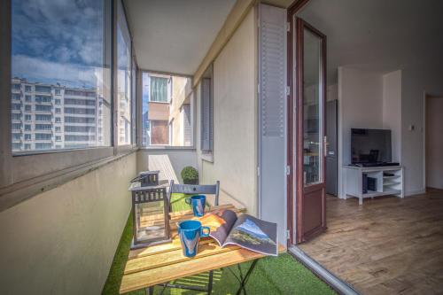 Cet appartement dispose d'un balcon avec un banc. dans l'établissement R 'Apparts T4 The Alpin Lodge, à Grenoble