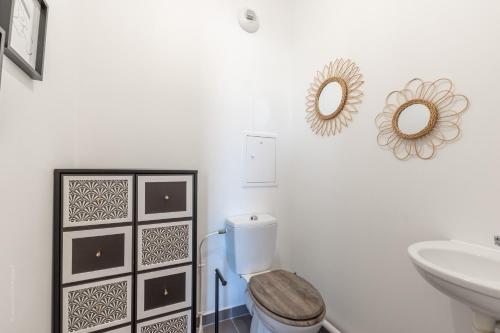 une salle de bain avec toilettes, lavabo et miroir dans l'établissement Luxe Penthouse for 6 - Fairytale Factory, à Bussy-Saint-Georges