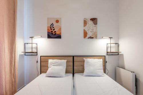 - 2 lits dans une chambre avec 2 peintures murales dans l'établissement Luxe Penthouse for 6 - Fairytale Factory, à Bussy-Saint-Georges