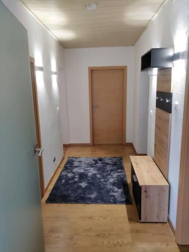 Habitación con pasillo con puerta y mesa en Schöne große Wohnung in Eschenbach en Eschenbach in der Oberpfalz