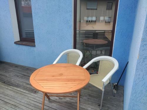 - Balcón con mesa de madera y 2 sillas en Schöne große Wohnung in Eschenbach en Eschenbach in der Oberpfalz