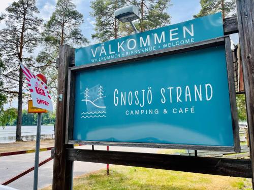 a sign for the wynko morgan camping and cafe at Gnosjö Strand Camping in Gnosjö