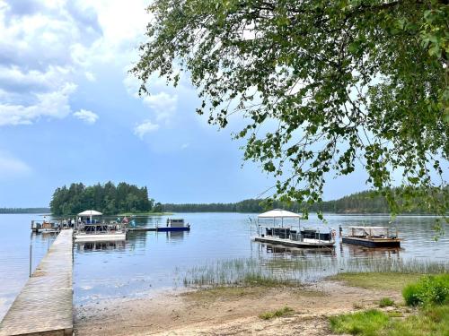 a group of boats docked on a lake at Gnosjö Strand Camping in Gnosjö