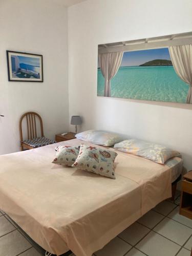 1 dormitorio con 1 cama y vistas al océano en My Horizon - con uscita Scogliera & WiFi, en San Foca