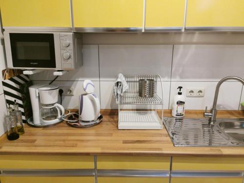 a kitchen counter with a sink and a microwave at Zimmervermietung LanNik in Hildesheim