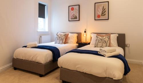 Tempat tidur dalam kamar di 3-Bedroom Lower Ground Flat in Knaresborough Town Centre