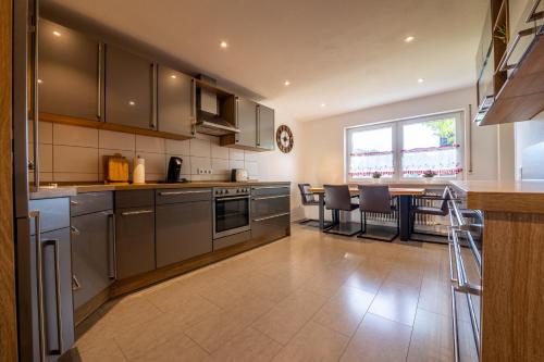 une cuisine avec des appareils en acier inoxydable et une table dans l'établissement Renatas Ferienwohnung Wohnung David, à Sasbachwalden