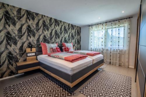ein Schlafzimmer mit einem Bett und einem großen Fenster in der Unterkunft Renatas Ferienwohnung Wohnung David in Sasbachwalden