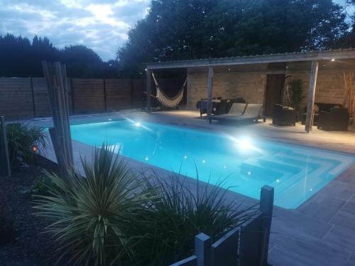 ein Pool im Hinterhof in der Nacht in der Unterkunft Logement cosy avec piscine et jacuzzi privatifs 4 étoiles in Saint-Dolay