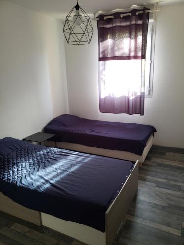 Postel nebo postele na pokoji v ubytování les lys magiques