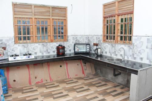 una cucina con lavandino e forno a microonde di Imagine Villa Midigama a Midigama East