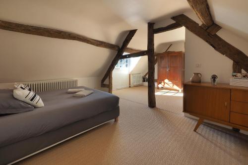 1 dormitorio con 1 cama grande y vestidor de madera en Le Verdoyant en Verneuil-sur-Avre