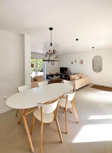 - une table à manger blanche et des chaises dans le salon dans l'établissement Pandhome, à Dingsheim
