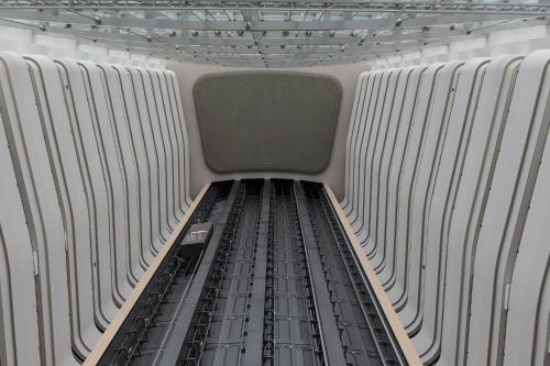 une rangée de sièges blancs dans une pièce dans l'établissement Shenzhen Marriott Hotel Nanshan, à Shenzhen