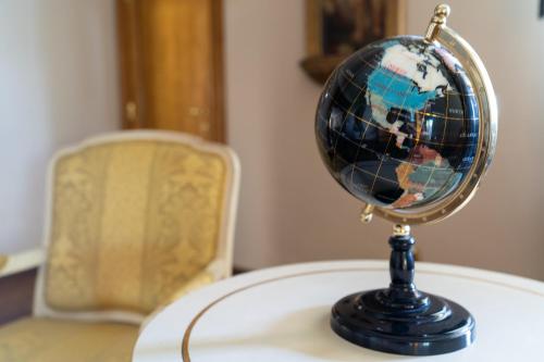 a globe sitting on top of a table at Le Muse Hotel in San Bonifacio