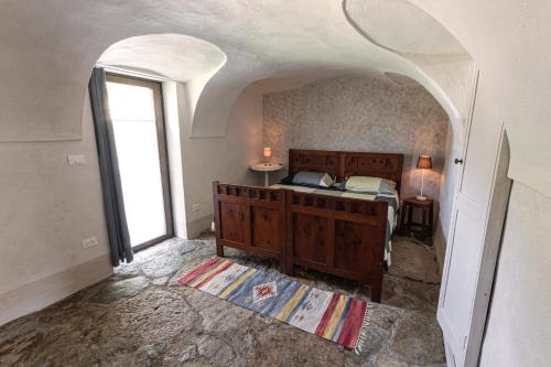 a bedroom with a bed and a window at Relais del Brigante in Settimo Vittone