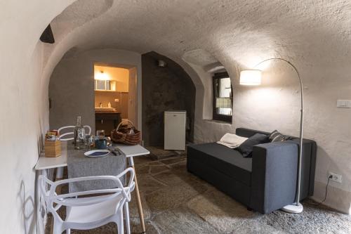 salon z kanapą i stołem w obiekcie Relais del Brigante w mieście Settimo Vittone