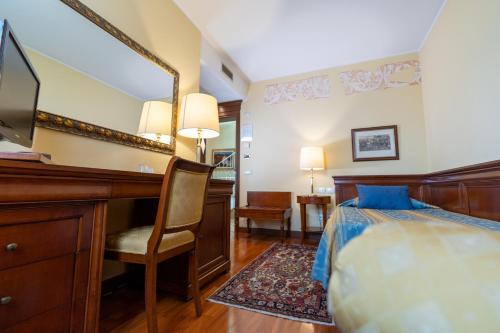 a bedroom with a bed and a mirror at Le Muse Hotel in San Bonifacio