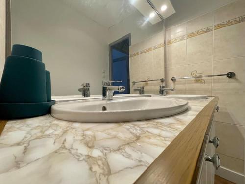 ein Badezimmer mit einem Waschbecken und einem großen Spiegel in der Unterkunft Charleston chic ※ centre-ville in Carcassonne