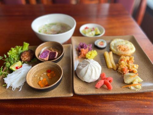 due piatti con diversi tipi di alimenti su una tavola di SAPA FULL HOUSE HOTEL a Sa Pa