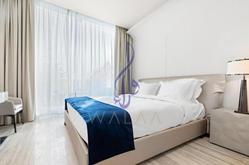 een slaapkamer met een groot bed en een raam bij Walaa Homes Luxury 1BR at DAMAC Esclusiva Tower Riyadh-M03 in Riyad