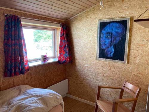 a bedroom with a bed and a window and a picture at Gislinge overnatning in Gislinge