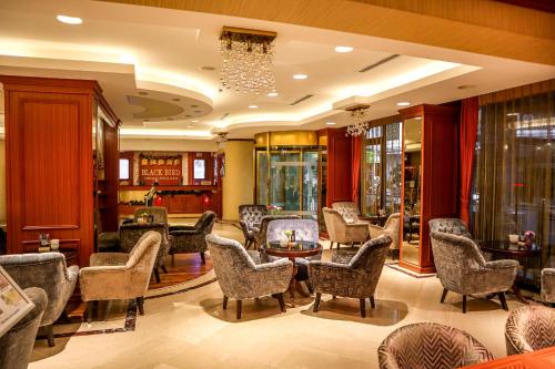 Ruang duduk di Black Bird Thermal Hotel & SPA