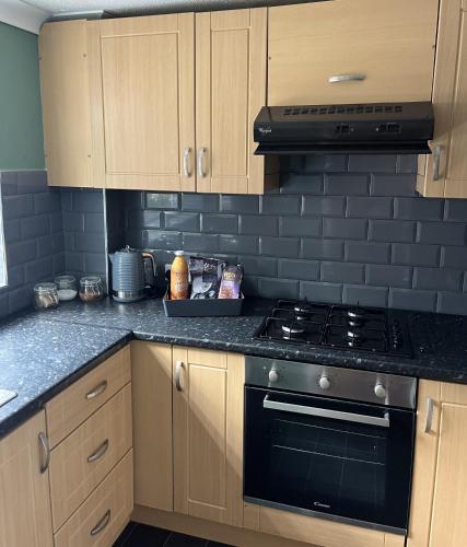 Kuchyň nebo kuchyňský kout v ubytování Claygate Place - Entire 2 Bed House, Off Street Parking - Perfect For Holiday Breaks or Contractors
