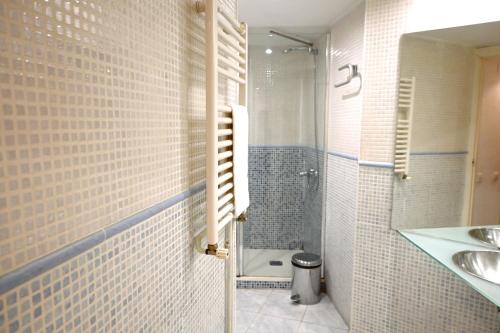 a bathroom with a shower and a sink at Homenfun Barcelona Sagrada Familia Glories in Barcelona