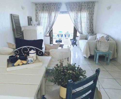 Un lugar para sentarse en Beachfront at 22 Settler's Sands