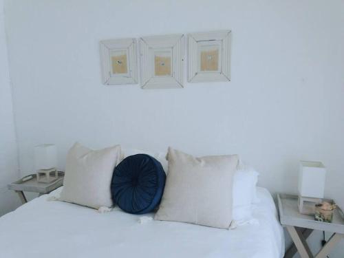 Una cama o camas en una habitación de Beachfront at 22 Settler's Sands