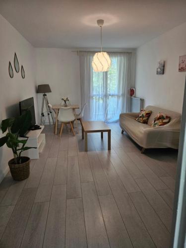 een woonkamer met een bank en een tafel bij Appartement la plage in Marseille