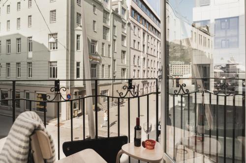 Elle comprend un balcon offrant une vue sur une rue de la ville. dans l'établissement Heimen Hotel, à Bergen