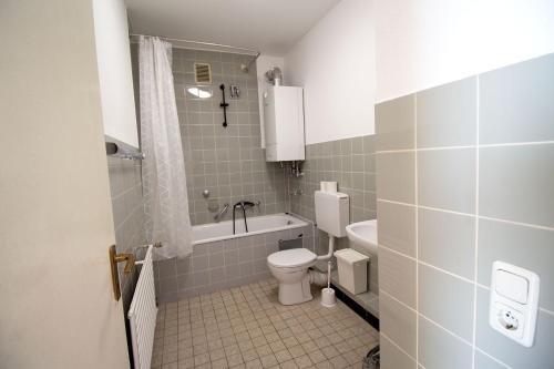 Ένα μπάνιο στο Apartment Centrum Bergisch Gladbach