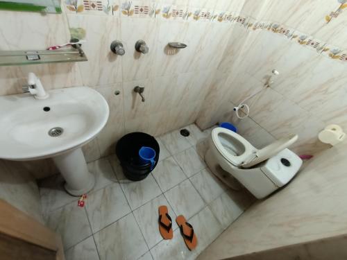 vista sul soffitto di un bagno con lavandino e servizi igienici di Hotel Golden Bird a Dhaka