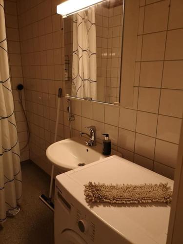 Koupelna v ubytování Kotimaailma - Kotoisa saunallinen kolmio Tikkurilan palveluiden äärellä
