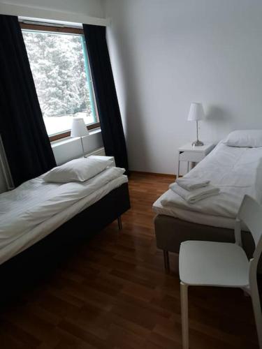 Postel nebo postele na pokoji v ubytování Kotimaailma - Kotoisa saunallinen kolmio Tikkurilan palveluiden äärellä
