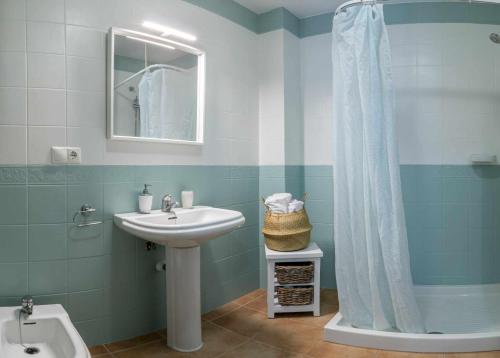 a bathroom with a sink and a shower curtain at Apartamento Gran Canaria La Mariposa in Vega de San Mateo