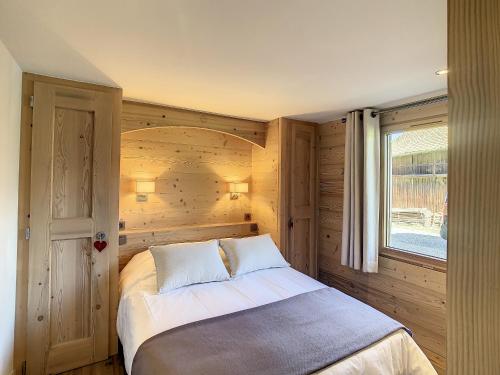 une chambre avec un lit et une fenêtre dans l'établissement Appartement 4P avec terrasse et vue Mont Blanc - FR-1-560-24, à Combloux