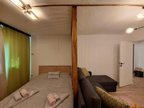 Quiet Studio في بيتشتي: غرفة نوم بسرير واريكة في غرفة