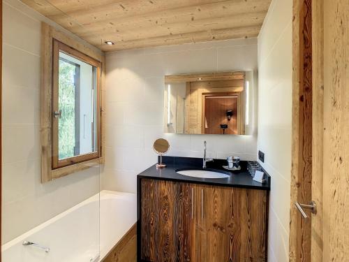 een badkamer met een wastafel en een spiegel bij Appartement Combloux, 4 pièces, 6 personnes - FR-1-560-86 in Combloux
