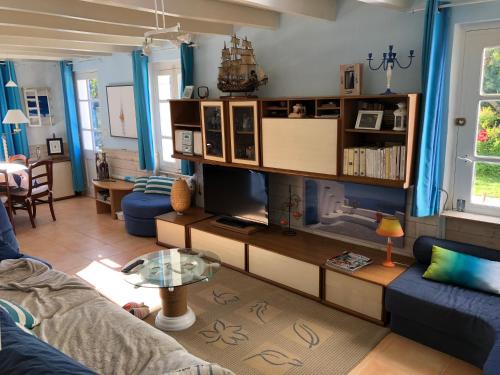 un salon avec un canapé et une table dans l'établissement Maison Saint Gildas de Rhuys, à Saint-Gildas-de-Rhuys