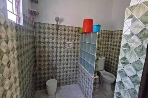 een badkamer met een douche en een toilet bij Albert's Transient House in Batangas City